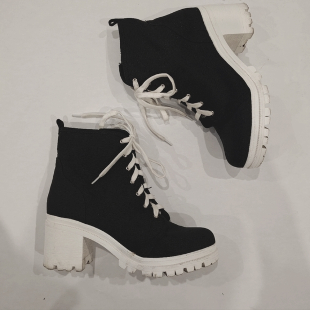 SPORTY GIRL ALERT * CHUNKY HEELED SNEAKER BOOTS * SIZE 10